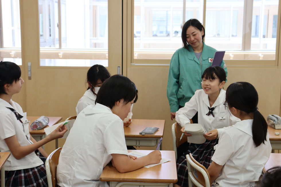 話し合う生徒