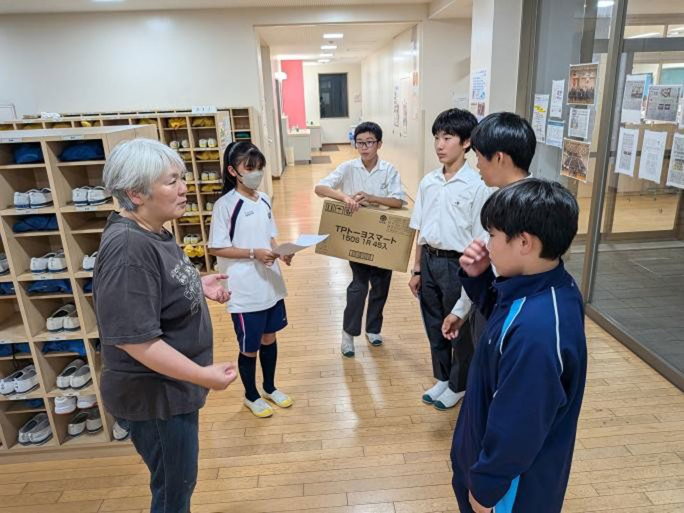 企画を話し合う生徒