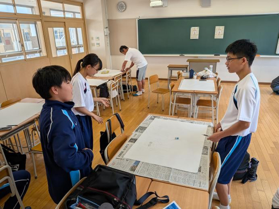 話し合う生徒