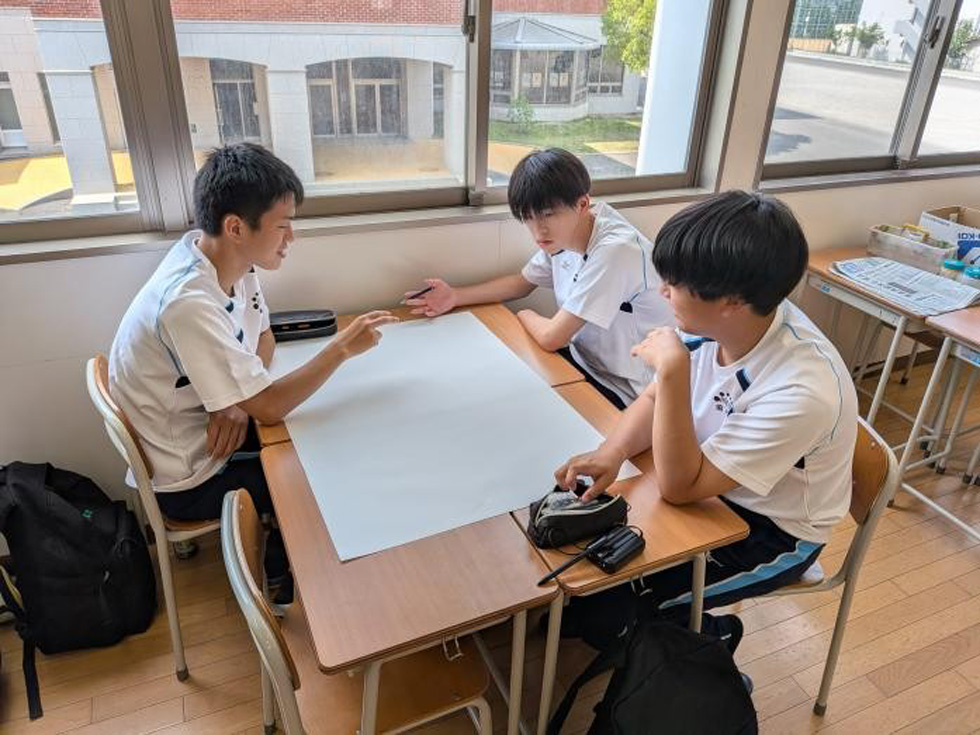 話し合う生徒