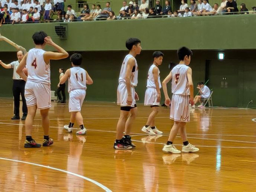 ベンチに戻る選手