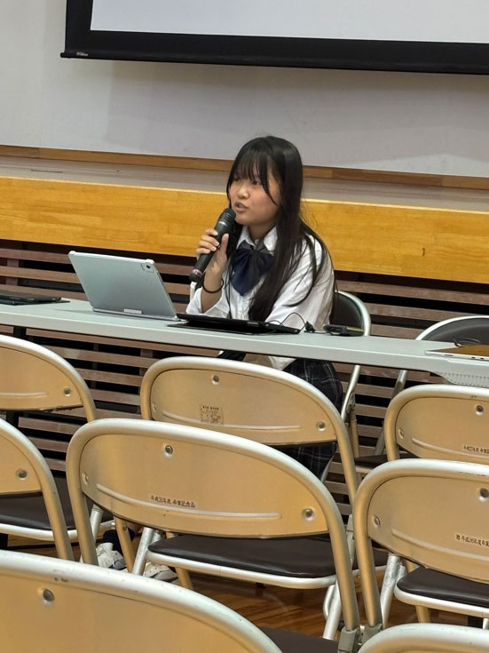 アンビシャスコースについて説明する卒業生