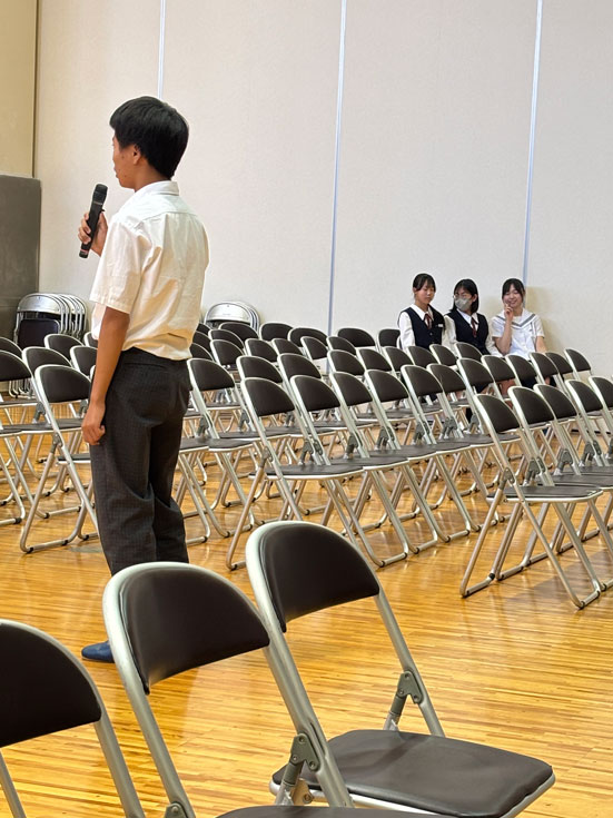 発表する卒業生