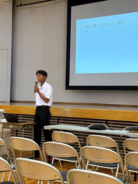 高松工業について説明する卒業生