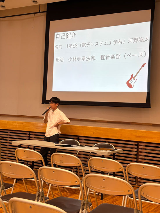 自己紹介する卒業生