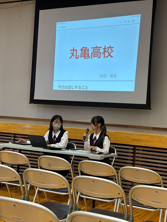 丸亀高校について説明する卒業生