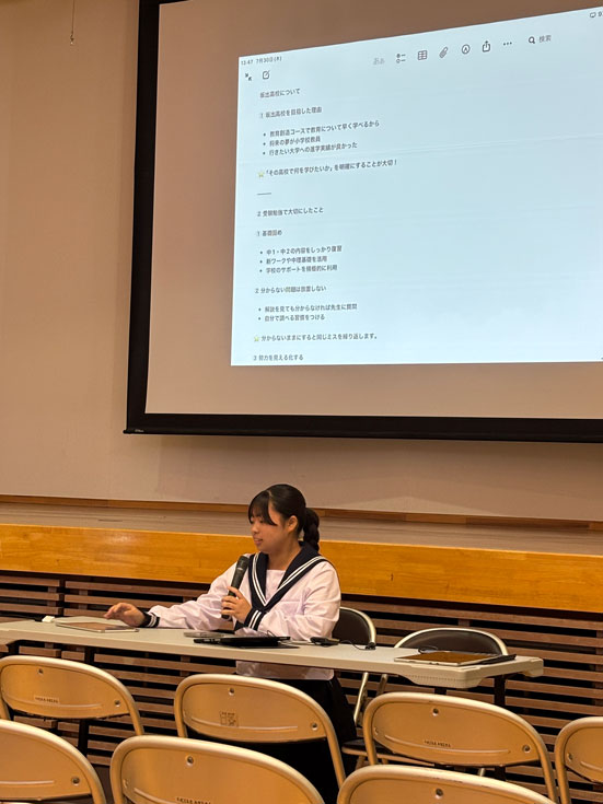 坂出高校について説明する卒業生