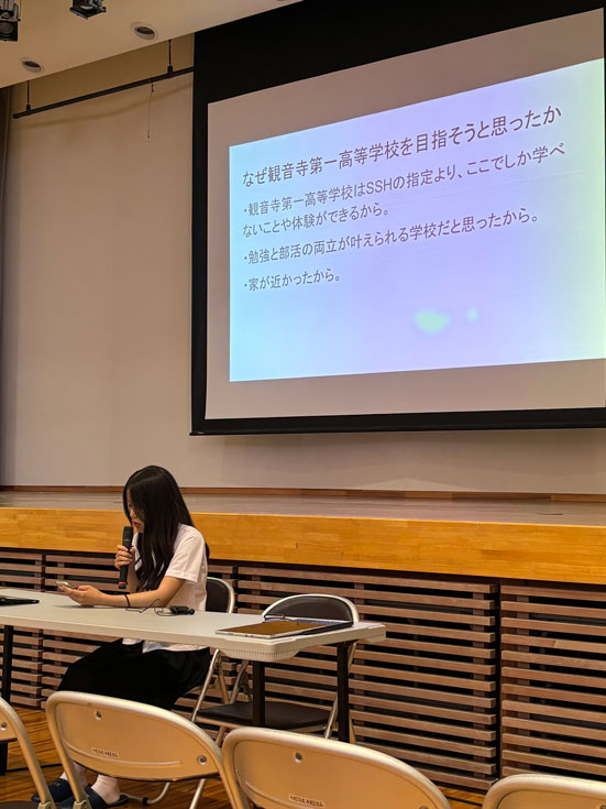 観音寺第一高校について説明する卒業生