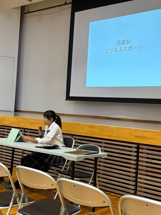 商業科について説明する卒業生