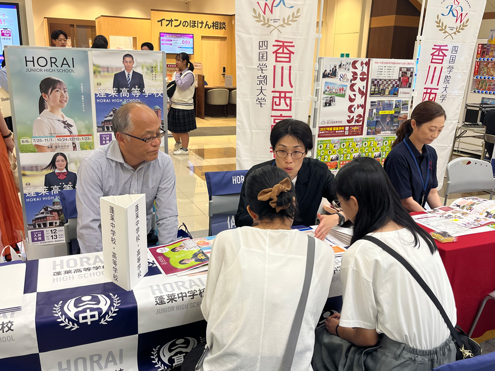 蓬莱高等学校を紹介する教員