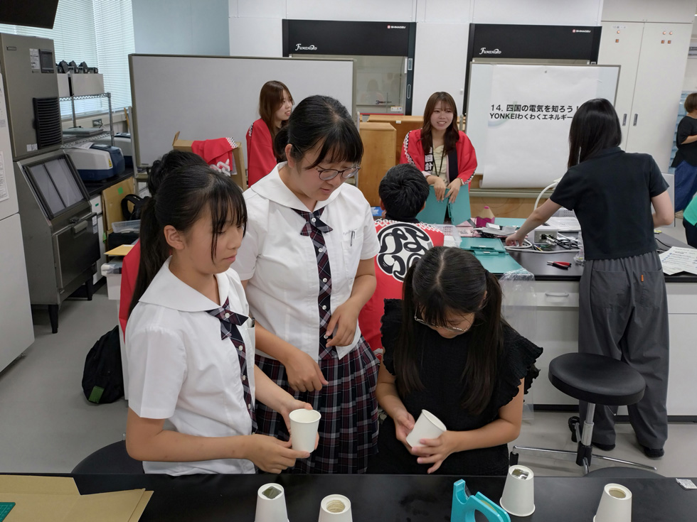 女子生徒が参加者にレクチャーを実施する
