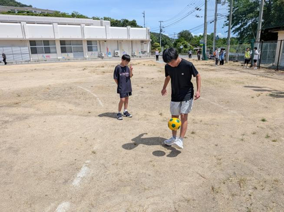 本島の子供たちを遊ぶ生徒