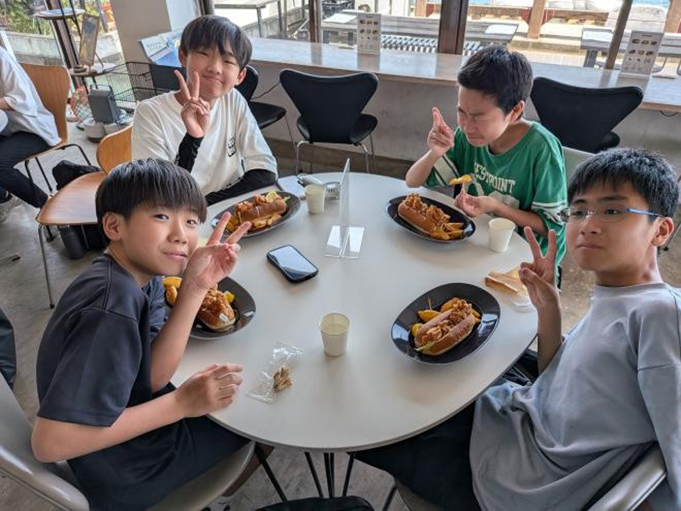 本島にて食事する生徒たち