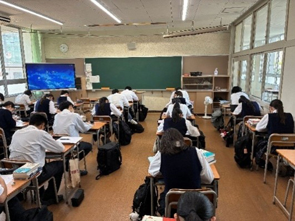 勉強をする生徒