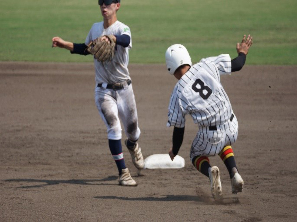 盗塁する選手