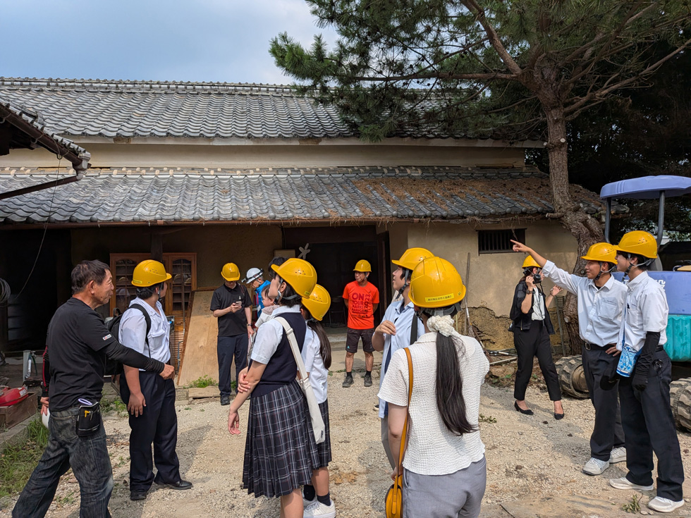 木村邸を見学する生徒
