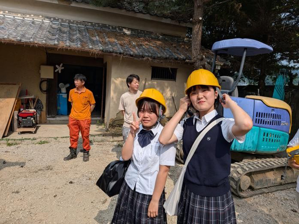 木村邸を探検する女子生徒