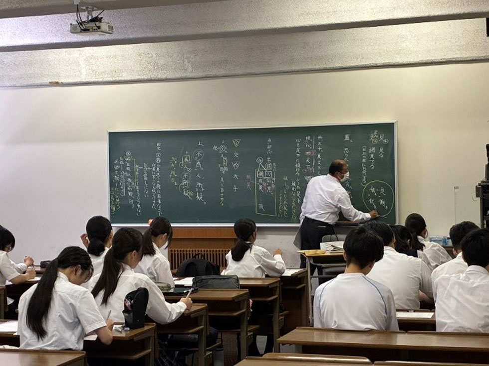 授業を受ける生徒