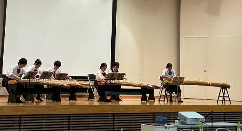 蓬莱高等学校を紹介する生徒