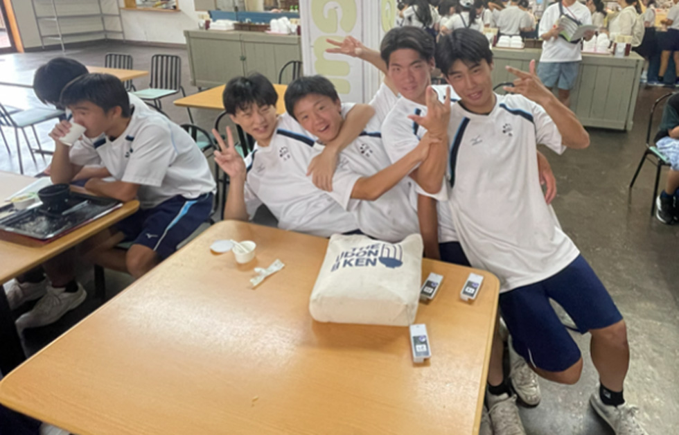 園内で親睦を深める生徒たち
