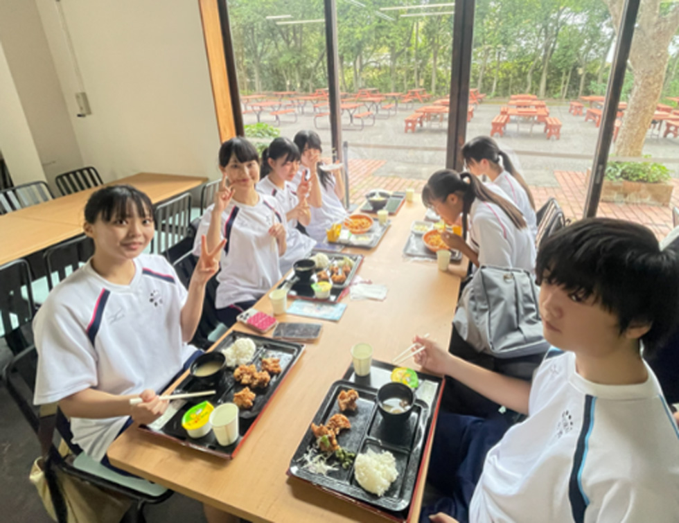 園内の食事を楽しむ生徒たち