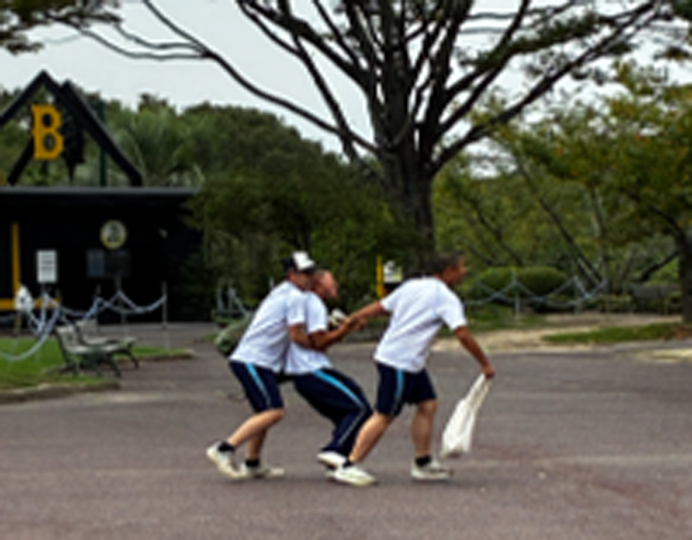 園内のアトラクションを楽しむ生徒たち