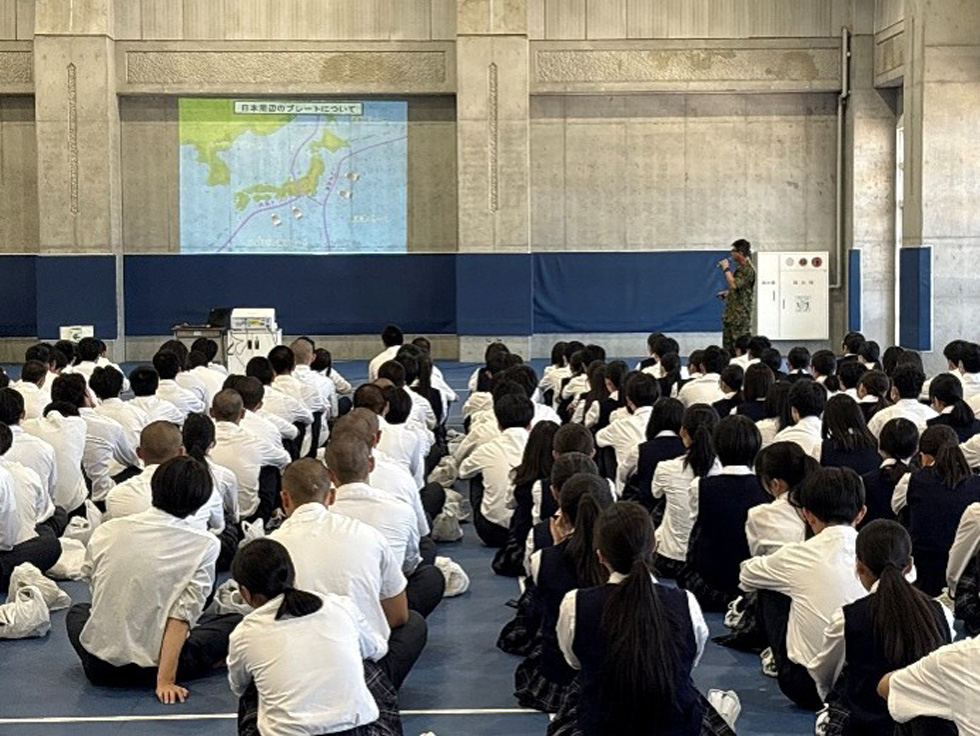 地震の発生を想定した防災避難訓練を実施
