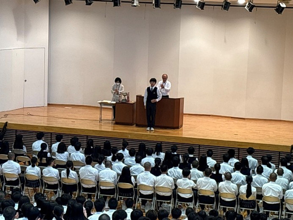 表彰を受けるダンス部生徒